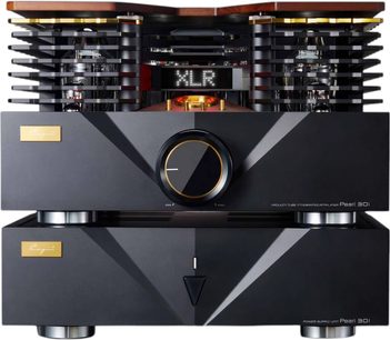 Integrierter Hi-Fi-Stereo-Verstärker Cayin Pearl 30I, Frontansicht, matt schwarzes Metallgehäuse mit abgeschrägter Front, großer zentraler, goldumrandeter Lautstärkeregler, horizontale Gitter, die die Röhren und das XLR-Display sichtbar machen, platziert auf dem passenden Netzteilblock mit silbernen zylindrischen Füßen
