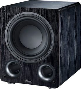 Sort subwoofer Alpha RS 12, set fra en vinkel, front med centralt cirkulært højttalerelement og 2 runde basrefleksporte nederst