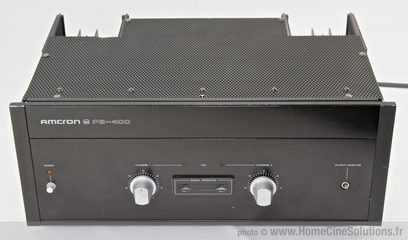Sort Amcron PS-400 stereforstærker med perforeret metalfront, 2 knapper og 2 drejekontroller, set forfra