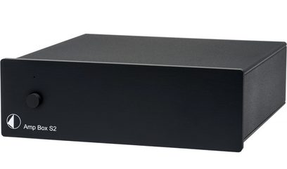 Pro-Ject Amp Box S2 sort forstærker, rektangulært mat sort kabinet, set fra en let nedadgående vinkel forfra