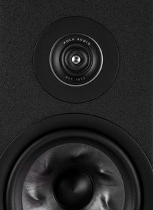 Reproduktor Polk Audio R100 černý, detailní pohled zepředu na matně černý kruhový reproduktor a stříbrné logo „POLK AUDIO EST. 1972“