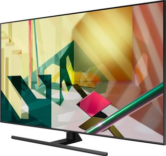 Samsung QE65Q70T 2020 TV sedd från 3/4 bakifrån, avstängd skärm med färgglada geometriska former, centralt metallstativ