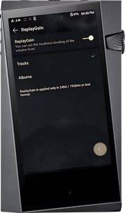 Displej přehrávače Astell&Kern SR25 MKII zobrazující aplikaci ReplayGain a nastavení zvuku