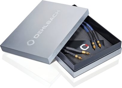 Cavo audio RCA Oehlbach Series 1, 2 m, blu con guaina intrecciata, connettori metallici neri con contatti dorati, presentato in vista obliqua in una confezione rigida grigio satinato parzialmente aperta