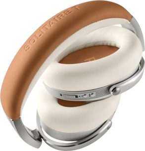 Brezžične Bluetooth Hi-Fi slušalke T+A Solitaire T Cognac, zložene, pogled od zgoraj; naglavni trak oblazinjen v konjakovo usnje z vtisnjenim napisom »SOLITAIRE T«, debeli blazinici iz belega usnja, tečaji in okrogle školjke iz srebrne kovine z vgrajenim koleščkom in gumbom
