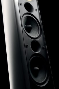 Sort Bowers & Wilkins XT8 gulvhøjttaler, tæt forfra, der viser 3 ovale højttalere i lodret række