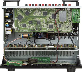 Denon AVR-X3300W zwarte home cinema-versterker, vooraanzicht van de binnenkant, groene printplaten, elektronische componenten, gekleurde kabels