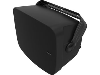 Altavoz de exterior Klipsch PSM-800-SW negro con rejilla frontal y soporte de montaje, vista en tres cuartos