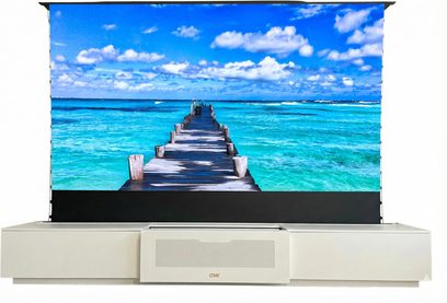 Ön cepheden görünüm: beyaz Oray ultra kısa mesafeli projeksiyon dolabı, ortası ızgaralı minimalist sehpa