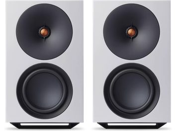Par trådlösa Cambridge Audio-högtalare L/R X i vitt, vit front med svarta högtalarelement och kopparfärgad diskant