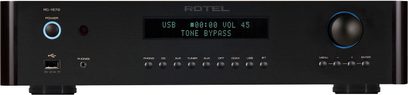 Rotel RC-1572 MKII stereo forforstærker sort, frontvisning, centralt digitalt display, cirkulære knapper, USB-port, hovedtelefonstik
