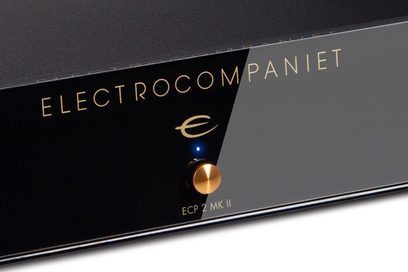 Electrocompaniet ECP 2 MKII sort forstærker, frontvisning i nærbillede af det gyldne logo og den tændte blå indikatorlampe