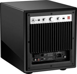 JL Audio Dominion D108 subwoofer i sort askefinér, set forfra, sort front med gitter, kontroller og tilslutninger på bagsiden