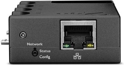 Rechthoekige zwarte behuizing met Ethernet-, USB- en SD-kaartaansluitingen aan de achterkant, twee groene LED's aan de bovenkant