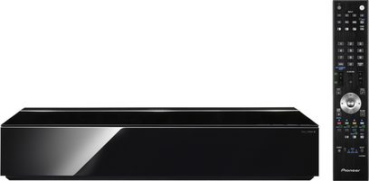 Pioneer KRP-500A-tv set set forfra, slukket skærm, med fjernbetjening liggende foran på sort reflekterende overflade