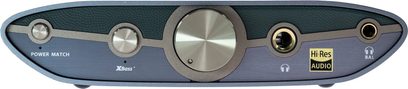 „iFi Audio Zen DAC 3" garso keitiklio DAC priekinis vaizdas, tamsiai mėlyno korpuso ilgos formos įrenginys su mygtukais ir lizdais priekyje