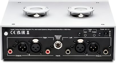 Pro-Ject Tube Box DS3 B sølv platespiller-forforsterker sett bakfra, med XLR- og RCA-tilkoblinger, perforert topp for rør