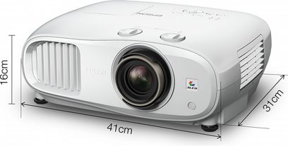 Videoproiector Epson EH-TW7100 alb, vedere frontală și laterală, obiectiv centrat, grilaje de ventilație laterale
