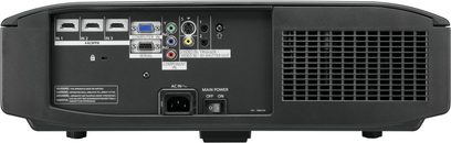 Panasonic PT-AT6000 sort videoprojektor, set forfra, med tilslutninger, kontrolknapper og ventilationsgitter
