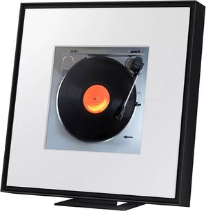 HW-LS60D/XE, skrå visning, sort rektangulær ramme, centralt plateau med sort vinylplade, orange etiket, sølvfarvet tonearm