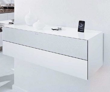 Bílý audio-video nábytek Spectral Music Box SMB2-IP, 2 zásuvky, integrovaný dok pro iPhone/iPod, pohled zepředu mírně shora