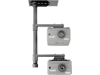Støtte for videoprojektor Chief LCD2C med to grå videoprojektorer montert på en svart, vertikal metallstruktur