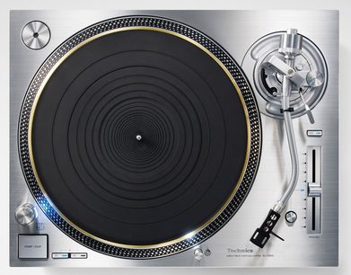 Gramofon Technics SL-1200GEG-S stříbrný, pohled shora, matně černý talíř, raménko, ovládací prvky, tlačítka a kolečko