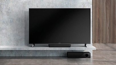 Sort Panasonic SC-HTB250EGK soundbar placeret på et møbel under et tv, set forfra