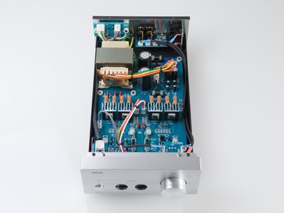 STAX SRM-400S hovedtelefonforstærker, frontal indvendig visning, elektroniske kredsløb og komponenter på metalchassis
