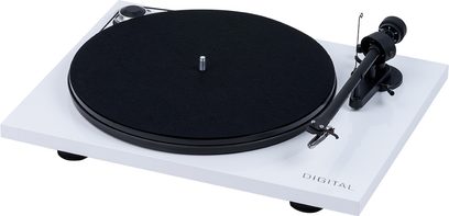 Gramofon Pro-Ject Essential III Digital v bílém lesklém provedení, černý talíř, černé raménko s přenoskou, na bílém podstavci