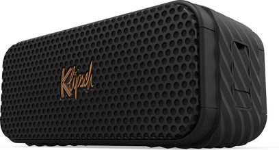 Бездротова колонка Klipsch Nashville чорного кольору, вид спереду, перфорована решітка, золотий логотип "Klipsch" у правому нижньому куті