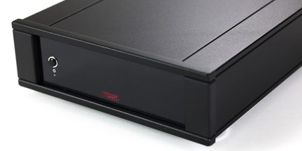 Czarny odtwarzacz CD Rega Apollo, kompaktowa metalowa obudowa ładowana od góry, ujęcie z trzech czwartych