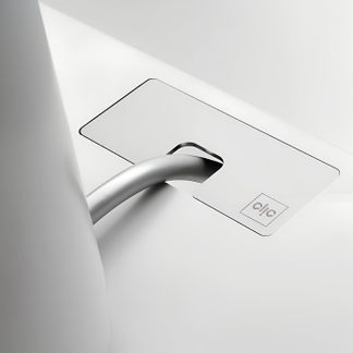 Nahaufnahme einer weißen Oberfläche, rechteckige, eingelassene Platte mit U-förmiger Öffnung, gebogener Arm aus silbernem Metall, quadratisches Logo