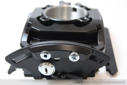 Chief RSMEU Mini Elite sort beslag til videoprojektor, top view, i aluminium, med skruer og spændeskiver
