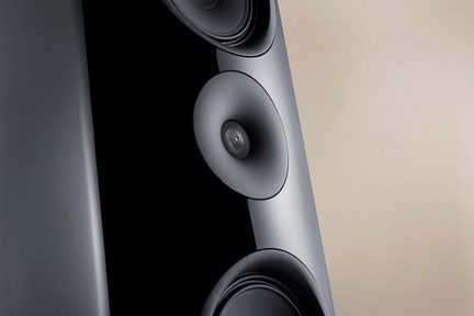 Graue Hi-Fi-Standlautsprecher, Großaufnahme der runden Lautsprecher mit modernem Design