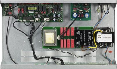 Micromega PA 20 sort forstærker, indvendigt syn af elektroniske komponenter, printplader, transformator, kabler, ledninger og stik