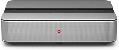 Leica Cine 1 projektor | 100", rektangulært sølvgråt kabinet, perforeret gitterfront med rødt logo i midten