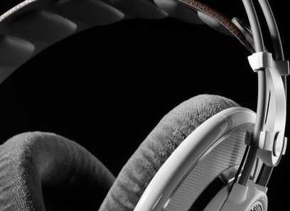AKG K701 åbent circumauralt hovedsæt, lysegrå transducere, sort polstret hovedbøjle, ovale grå ørepuder