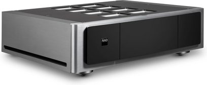 NAD M23v2 Leistungsverstärker in gebürstetem Silberaluminium mit matter schwarzer Frontblende, oben mit quadratischen Lüftungsgittern und Metallfüßen, Dreiviertelansicht von vorne rechts
