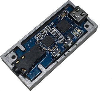 Přenosný audio převodník Nuprime Hi mDAC, modrý tištěný spoj s elektronickými součástkami, pohled shora