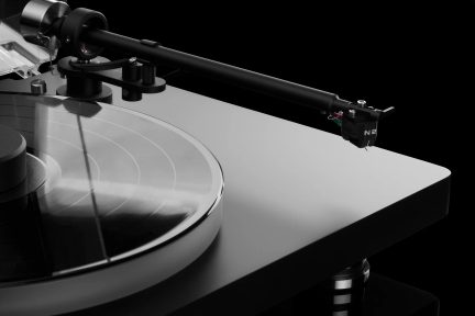 Giradischi in vinile con piatto argentato e braccio nero dotato di testina N2, vista ravvicinata
