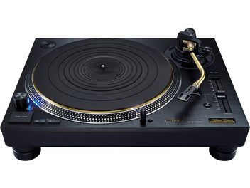 Technics SL-1210GMEEK draaitafel in zwart, goudkleurige S-vormige toonarm, bovenaanzicht van draaiplateau en bedieningselementen