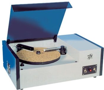 VPI HW-17 blå og hvid vinylpladecenteringsenhed, set forfra i perspektiv, låget åbent, sort tonarm