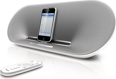 Philips DS8500 gråsølv dockingstation, set fra en skrå vinkel forfra, med en iPhone placeret på den skrå holder og en fjernbetjening liggende foran