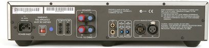 Arcam FMJ-P1 effektforstærker, bagside, stik og kontroller, sølvfarvet finish, nærbillede