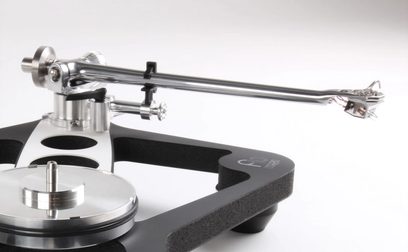 Rega Planar 10 mat sort pladespiller med Aphelion 2 MC-pickup. Lige metalarm, sort pladeplade, sort sokkel