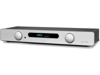 Digitálno-analógový audio konvertor Atoll DAC300 v striebornej farbe, predný panel s otočnými ovládačmi, modrý displej, čierne logo