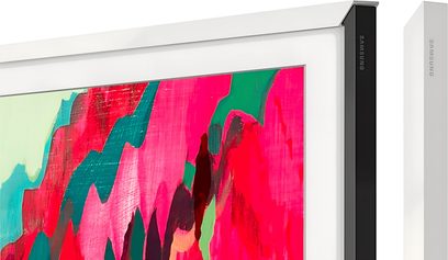 Vista em ângulo de três quartos aproximada da Samsung The Frame 65" branca, com moldura personalizável em plástico branco fosco, bordas finas e perfil angular