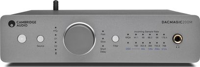 Przetwornik cyfrowo-analogowy (DAC) Cambridge Audio DacMagic 200M w kolorze srebrnym, widok z przodu, przednia ścianka z przyciskami, pokrętłem i wyświetlaczem