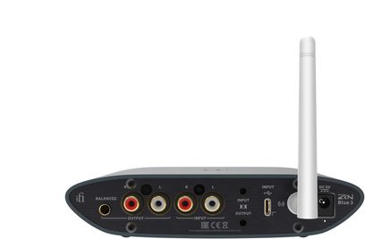Безжичен предавател iFi Audio Zen Blue 3, задна гледна точка, RCA конектори, USB вход, балансиран изход, бяла антена